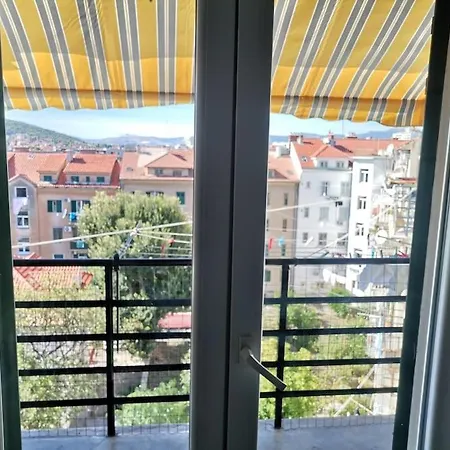 Lulu 90 M2 In Center Of * Split